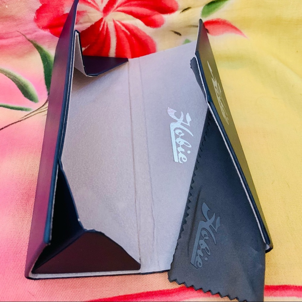 Hobie Collapsible Triangle Eyeglass Case & Cloth - Picture 6 of 13